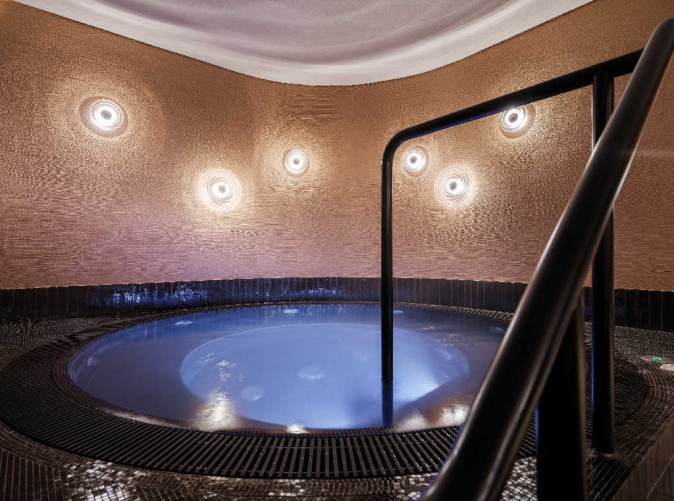 0042_Chalet Hotel Schoenegg_Zermatt_Schoene Aussichten Touristik_Whirlpool - Infinity Pool